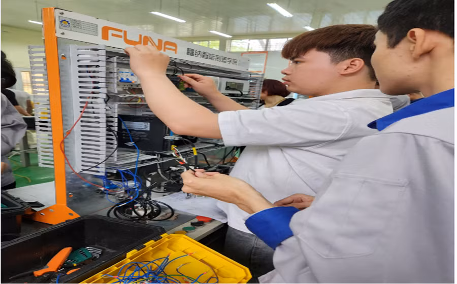 Sinh viên nghề Điện công nghiệp thực hành trên thiết bị tại doanh nghiệp