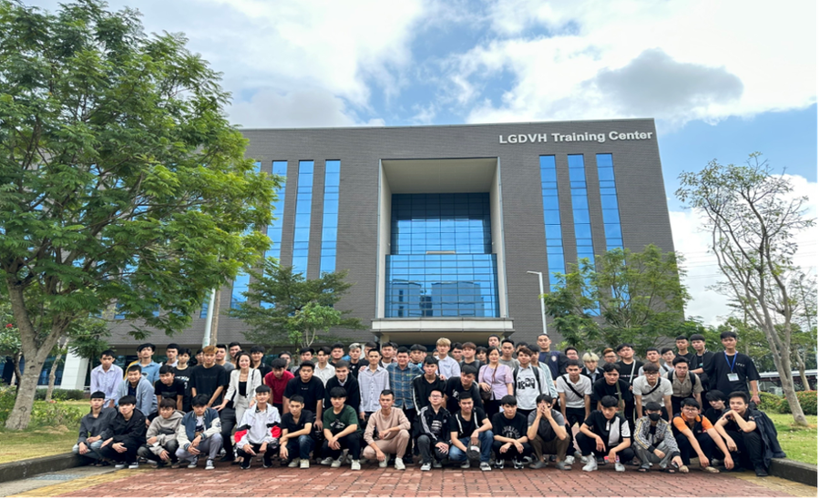 Cán bộ giáo viên, sinh viên khoa Kỹ thuật Công nghệ tham quan thực tế tại Công ty TNHH LG Display Việt Nam Hải phòng