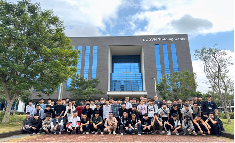 Cán bộ giáo viên, sinh viên khoa Kỹ thuật Công nghệ tham quan thực tế tại Công ty TNHH LG Display Việt Nam Hải phòng