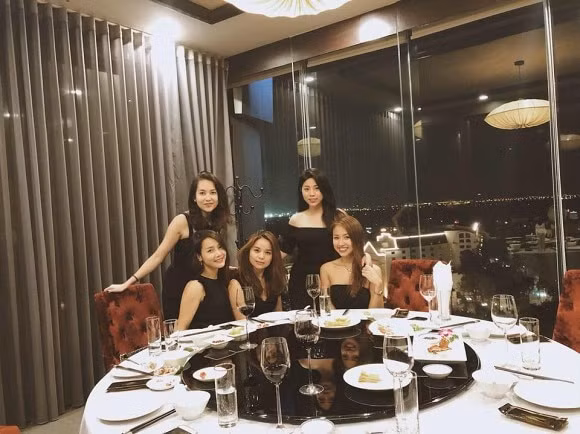 Vân Hugo hé lộ cô bạn thân 'nối khố' 20 năm: Nữ cơ phó cực xinh đẹp