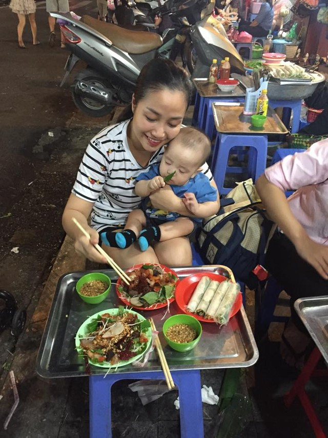 Hình ảnh “1 nách 3 con” của MC nổi tiếng nhất nhì Việt Nam ảnh 9 Kể cả đi ăn vặt hay gặp gỡ bạn bè, Ốc Thanh Vân cũng sẵn sàng đưa con trai út theo cùng.