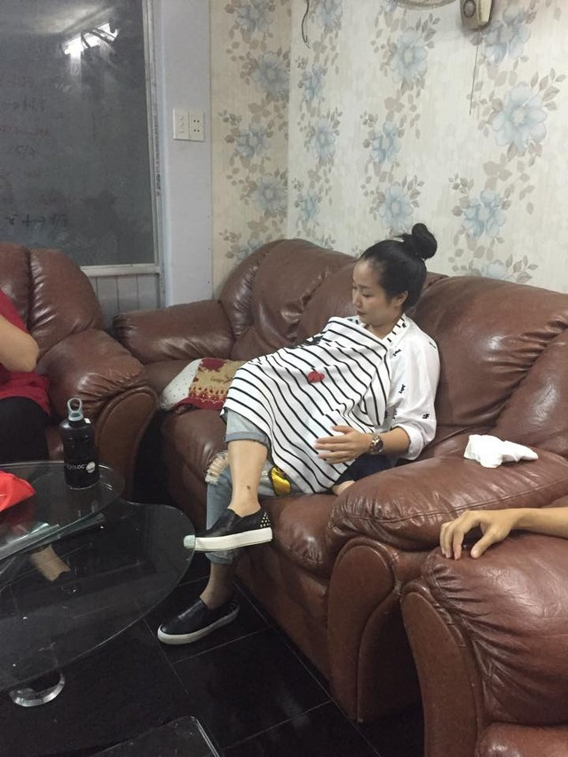 Hình ảnh “1 nách 3 con” của MC nổi tiếng nhất nhì Việt Nam ảnh 5 Ốc Thanh Vân có thể cho con bú mọi nơi với một chiếc khăm trùm...