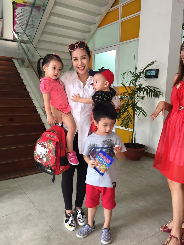 Hình ảnh “1 nách 3 con” của MC nổi tiếng nhất nhì Việt Nam ảnh 10 Hình ảnh Ốc Thanh Vân tay xách nách mang cùng 3 đứa con nhỏ trở nên quen thuộc trong mắt mọi người.