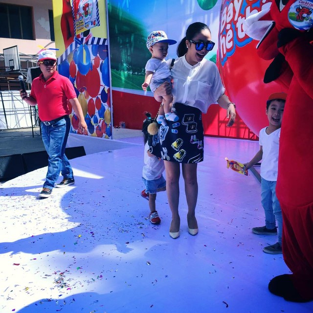 Hình ảnh “1 nách 3 con” của MC nổi tiếng nhất nhì Việt Nam ảnh 11 Đôi khi đi dự event hay tham gia các chương trình biểu diễn, Ốc Thanh Vân cũng cho các con đi cùng.