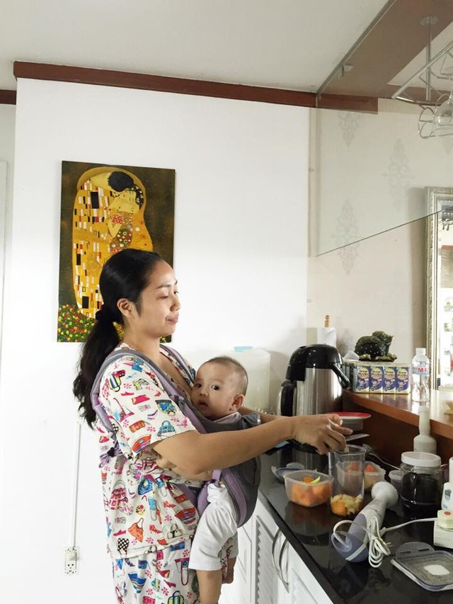 Hình ảnh “1 nách 3 con” của MC nổi tiếng nhất nhì Việt Nam ảnh 3 Dù rất bận rộn nhưng Ốc Thanh Vân vẫn tự tay chuẩn bị đồ ăn cho các con.