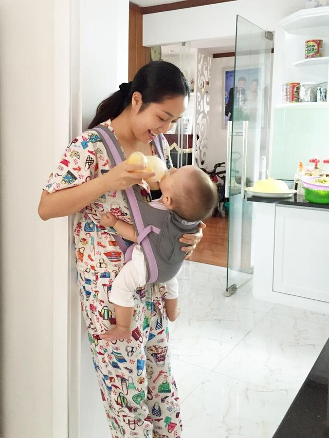 Hình ảnh “1 nách 3 con” của MC nổi tiếng nhất nhì Việt Nam ảnh 4 Cô không ngại ngần chia sẻ trên mạng những hình ảnh đích thị bà mẹ bỉm sữa của mình.