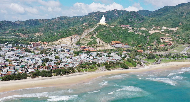 Đến năm 2035, định hướng xây dựng Cát Tiến là đô thị phía Đông Nam của huyện Phù Cát, vị trí cửa ngõ Khu kinh tế Nhơn Hội.