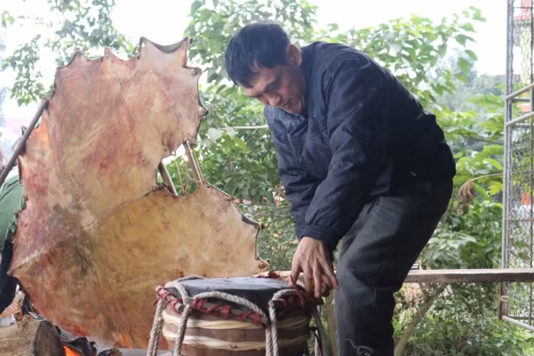 Dù không phải là con trai trưởng nhưng ông Phan Văn Ngụ vẫn may mắn được anh trai truyền nghề làm trống.