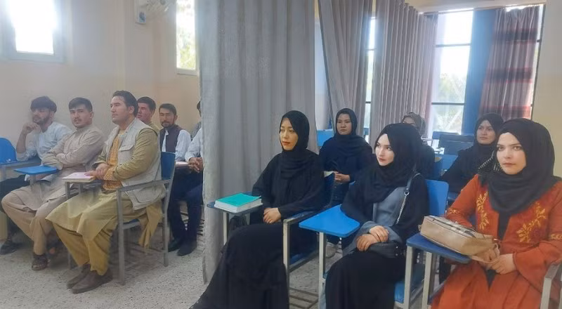 Nam sinh và nữ sinh ngồi tách biệt trong một lớp học tại Afghanistan.