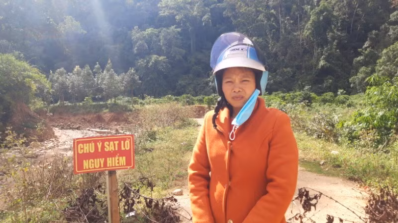 Chị Nguyễn Thị Sơn mong muốn con đường được sửa chữa để ổn định cuộc sống.