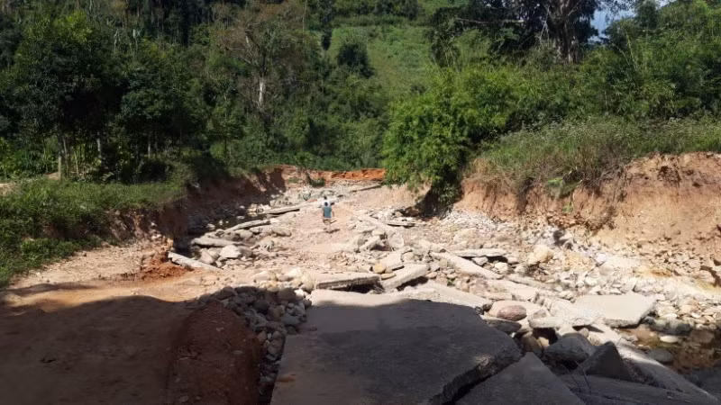 Con đường thôn 2 (xã Đăk Pne) bị bẻ gãy do bão số 9/2020.