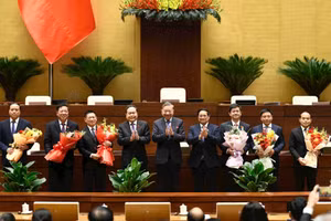 Tổng Bí thư Tô Lâm, Thủ tướng Phạm Minh Chính, Chủ tịch Quốc Trần Thanh Mẫn chúc mừng các đồng chí được Quốc hội phê chuẩn. (Ảnh Công Lý)