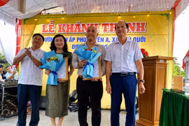Ban tổ chức trao hoa cảm ơn các đơn vị tài trợ.