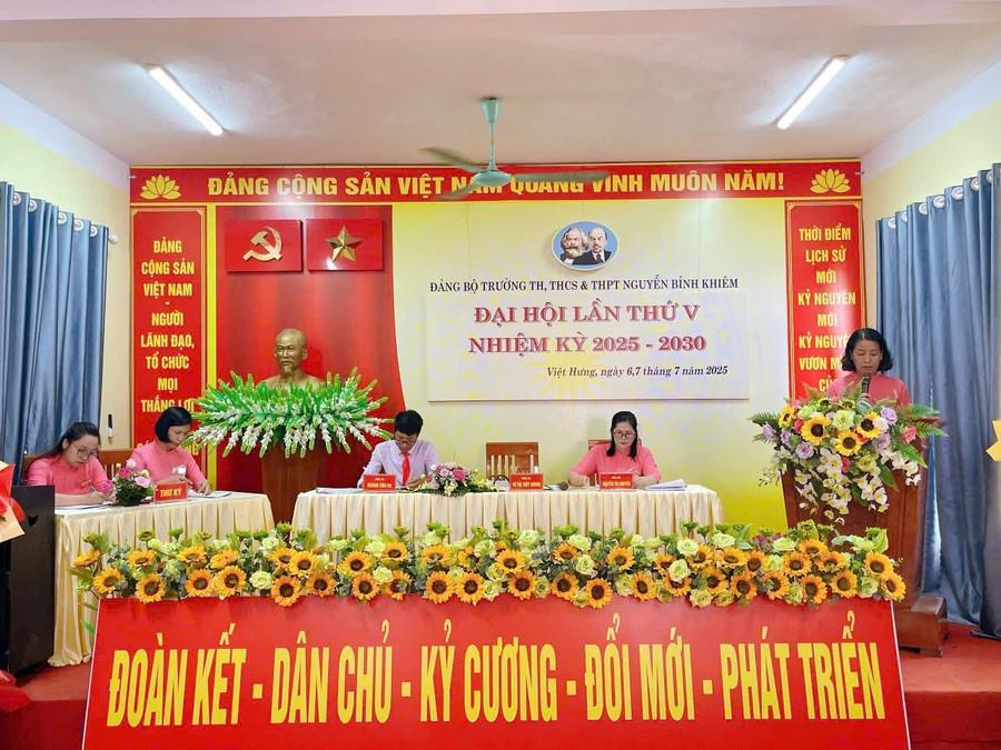 សមមិត្ត Vu Thi Thuy Duong លេខាប្រធានក្រុមប្រឹក្សា ភិបាវ អនុសាខា និង ង្វៀង ប៊ិញឃីម ការបកប្រែភាសាអង់គ្លេស ព័ត៌មានបន្ថែម 2.jpg