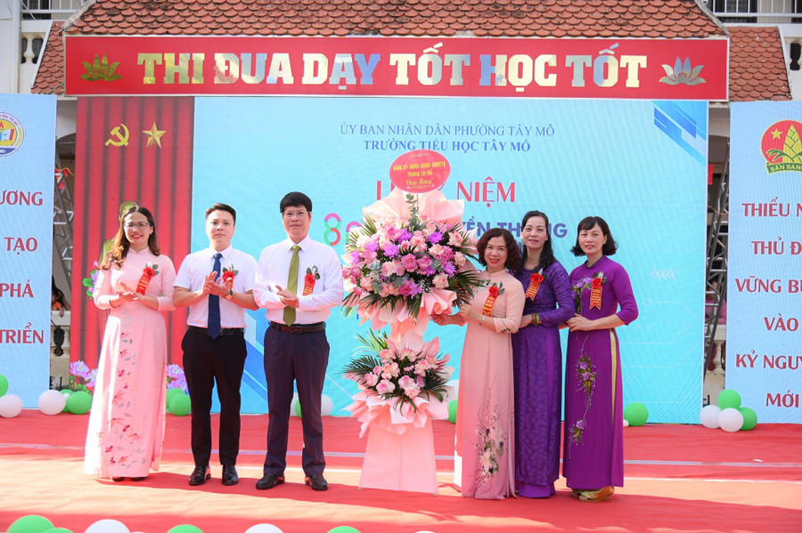 Đại diện Ban giám hiệu Trường tiểu học Tây Mỗ nhận hoa chúc mừng. 7.jpg