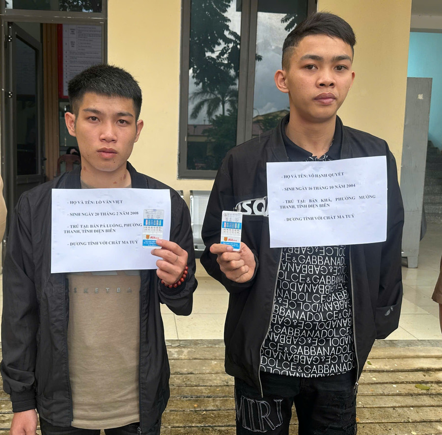 Kiểm tra bước đầu, hai đối tượng Võ Hạnh Quyết và Lò Văn Việt dương tính với chất ma túy. z6810531492676-019b35da5a586a4639edfadcd25d1679.jpg