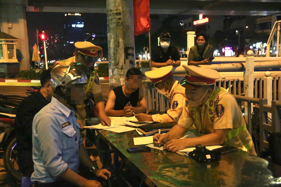 Lực lượng Cảnh sát giao thông Hà Nội xử lý vi phạm.