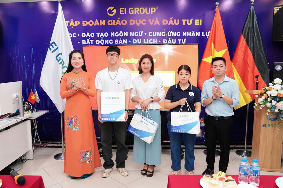 មាតាបិតា និងសិស្សទទួលបានអំណោយក្នុងសកម្មភាពចាប់រង្វាន់។ 5.jpg