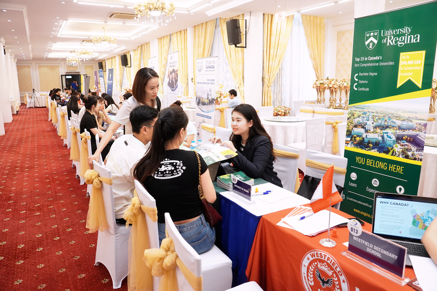Học sinh, sinh viên nhận được tư vấn nhiệt tình, chu đáo từ các bộ, nhân viên Tập đoàn giáo dục và đầu tư EI. 0531-14-1.png