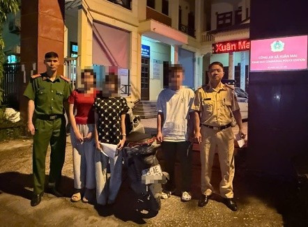 Các học sinh lớp 10 bị cơ quan công an xử lý. Ảnh: TG