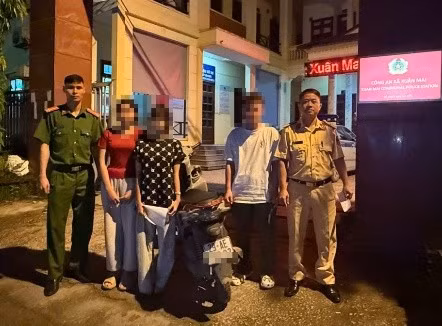 Các học sinh lớp 10 bị cơ quan công an xử lý. Ảnh: TG