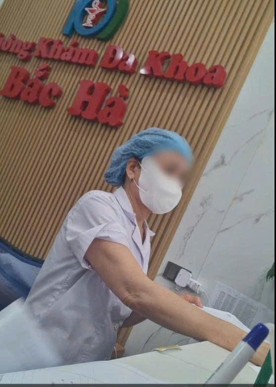 Công đoạn cuối cùng, người phụ nữ này ngồi ở quầy lễ tân dùng bút viết, ký vào các tờ giấy khám bệnh và đóng dấu - (Ảnh: cắt từ video). z6694095806281-d37908578584dd1fb2b948129f569529.jpg