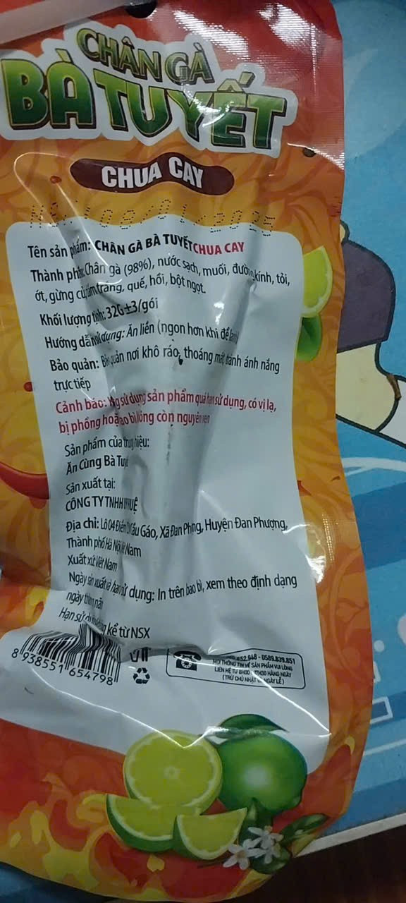 Một gói chân gà thương hiệu bà Tuyết được có ghi thông tin nhà máy sản xuất là Công ty TNHH Uy Huệ có địa chỉ Lô 04, điểm CN Cầu Gáo, xã Đan Phượng (Đan Phượng, Hà Nội). z6734225766262-b8cd81ffda6e27121061c2167ea2200b.jpg