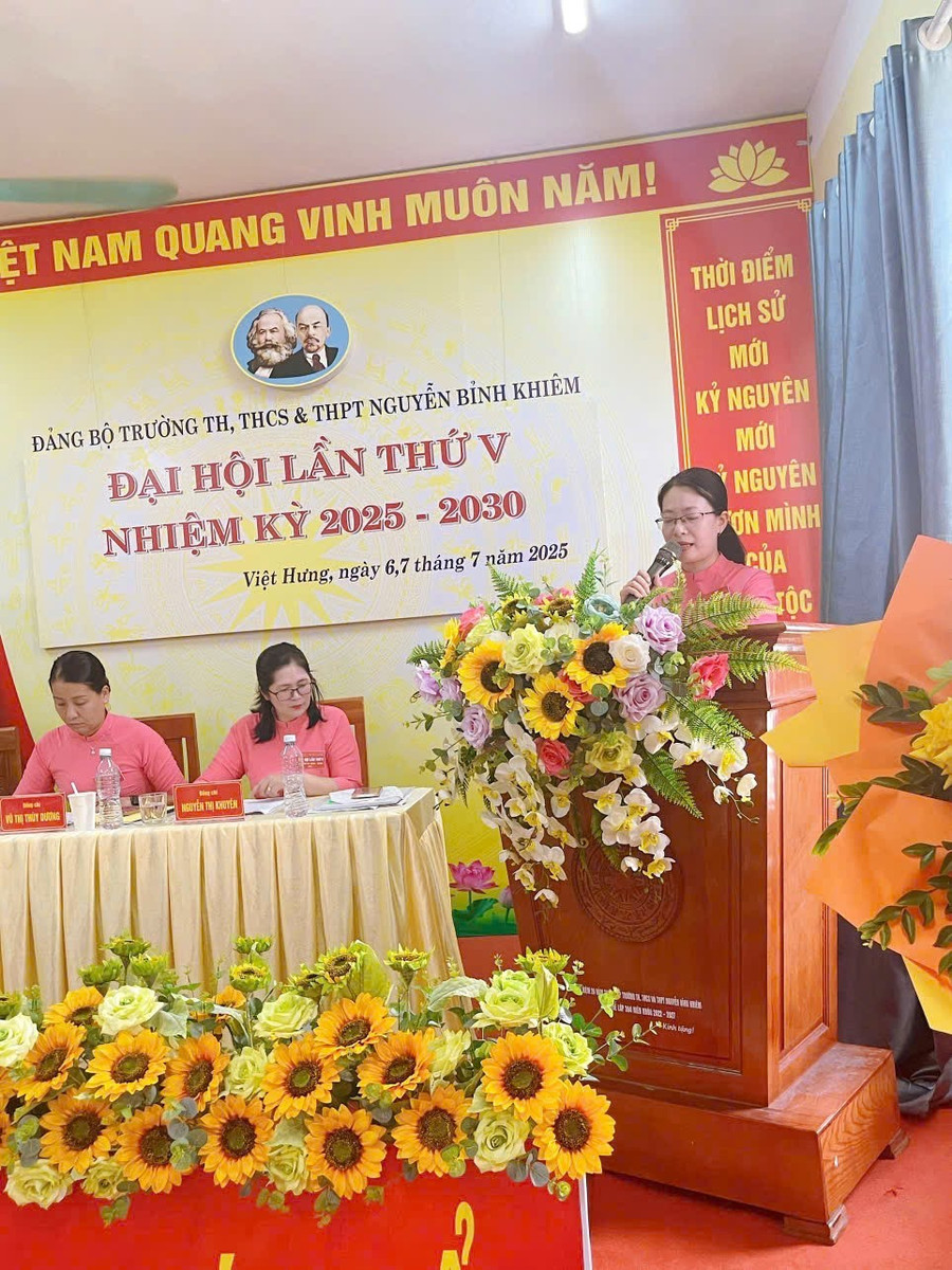 បង្ហាញសមមិត្ត ង្វៀន ធីយុង លើប្រធានបទ៖ “ដឹកនាំស្នូលរបស់អង់គ្លេស ពាក់ព័ន្ធនឹងបទការងារនយោបាយ”។ 4.jpg