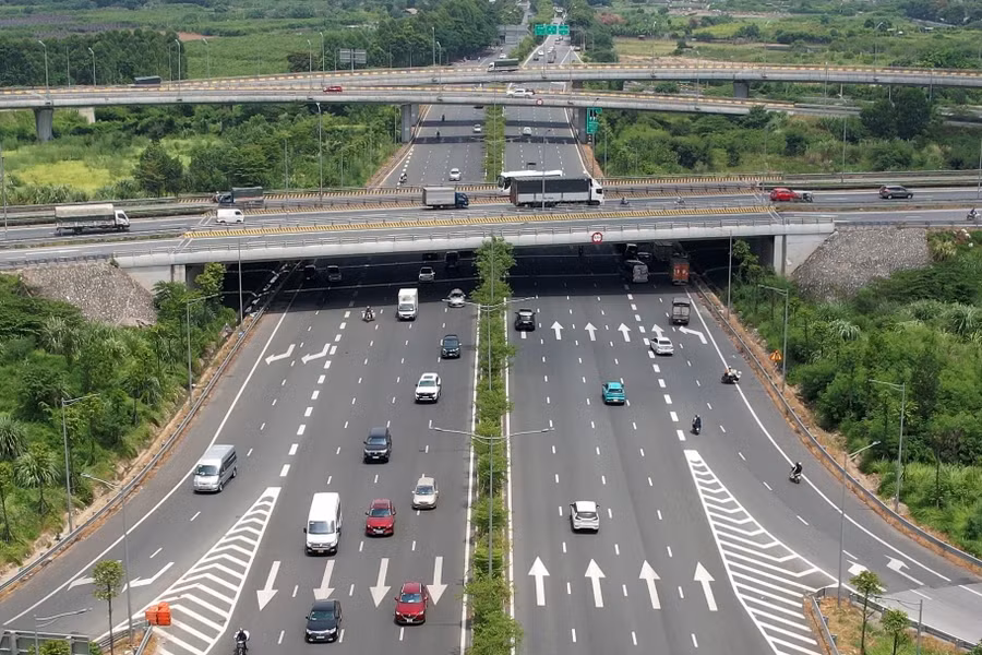 Đề xuất thí điểm 'làn vượt xe' trên cao tốc