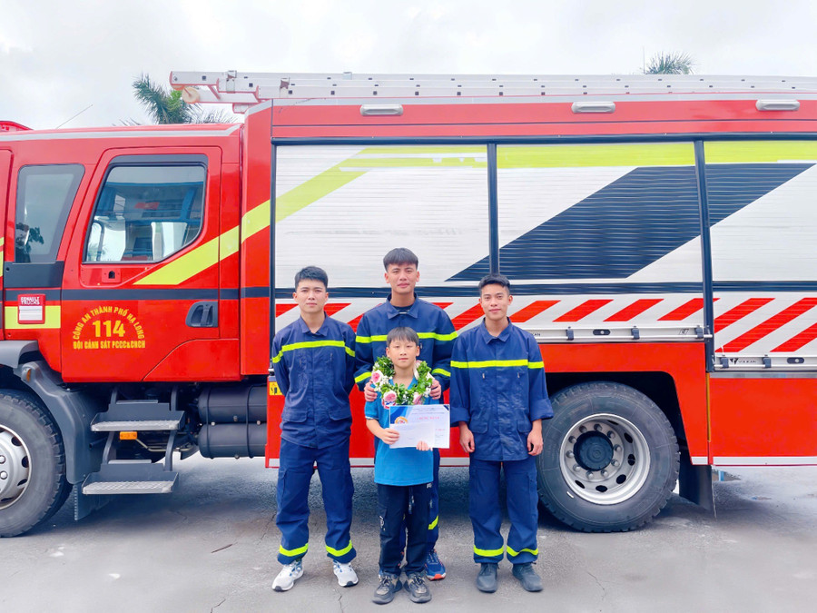 Em Phạm Quốc Hưng - học sinh lớp 4A6 (cấp TH) xuất sắc vượt qua các câu hỏi và giành giải Nhất. 3.jpg