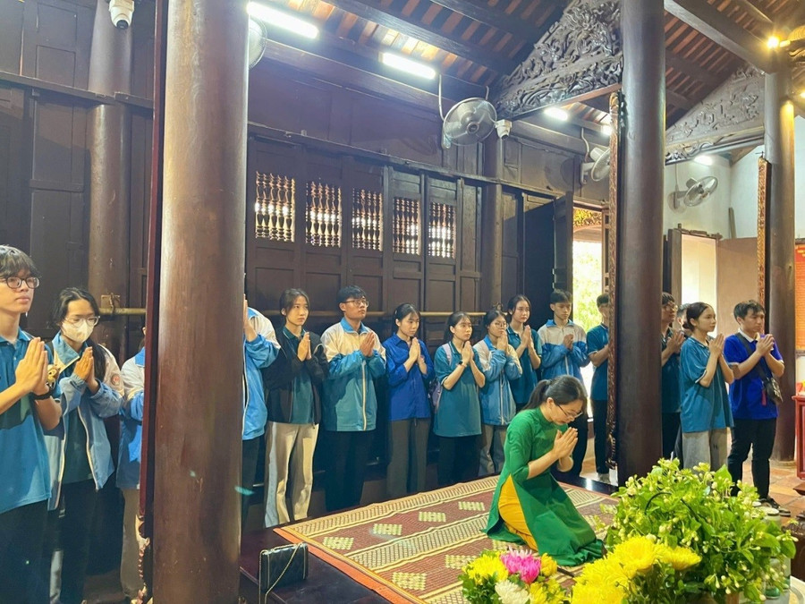 Tập thể cán bộ, giáo viên và học sinh dâng hương tại đền thờ Trạng Trình Nguyễn Bỉnh Khiêm. 6.jpg