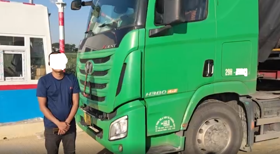 Tài xế và phương tiện vi phạm. (Ảnh: Cục CSGT).