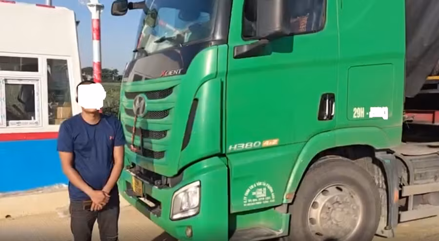 Tài xế và phương tiện vi phạm. (Ảnh: Cục CSGT).