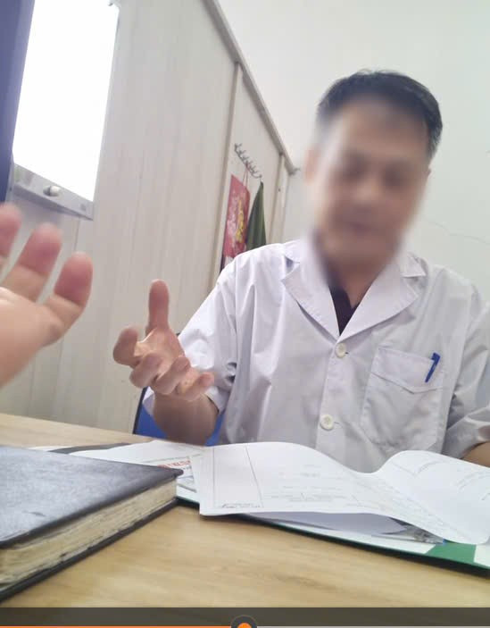 Người đàn ông khám cho bệnh nhân không đeo biển tên, biển hiệu - (Ảnh: cắt từ video). z6694003313271-4d4f02e86d4fb95ca624ca6a0e739ac5.jpg