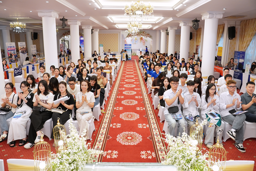 Sự kiện thu hút sự tham gia của hơn 200 học sinh, sinh viên và phụ huynh. 0531-18-1.png