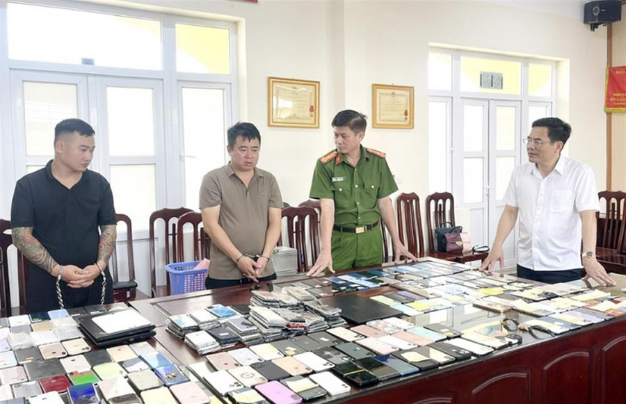 Hai đối tượng Nguyễn Văn Hùng và Nguyễn Duy Phương (trái) trong đường dây trộm cắp tài sản. z6628306126657-5f94df744bb427d0a-1748049356546.jpg