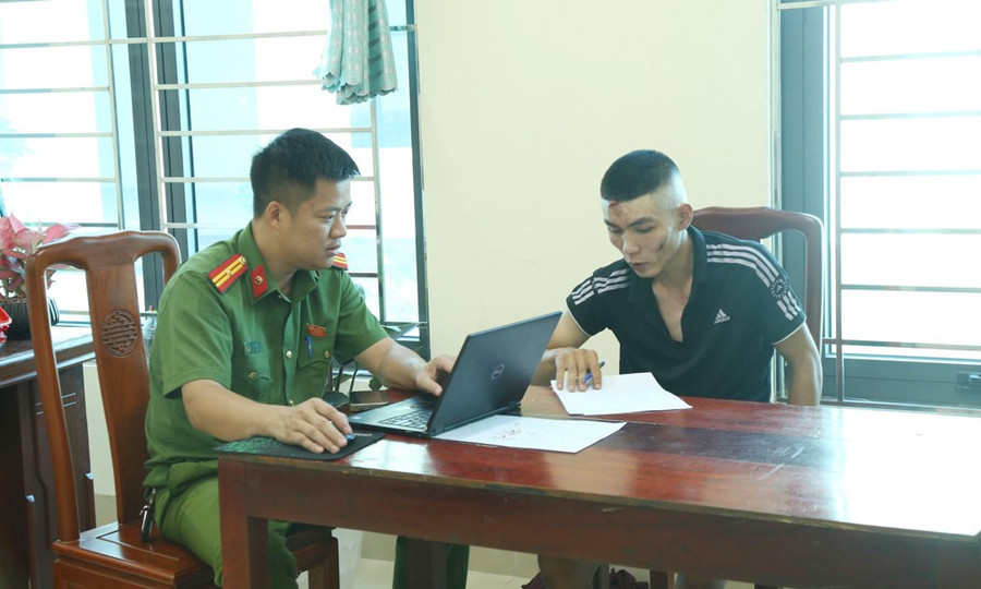 Đối tượng Dương Ngọc Hữu tại cơ quan công an. 03.jpg