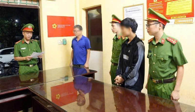 Anh N.V.T. (áo đen) hành hung nhân viên y tế ở Bệnh viện đa khoa tỉnh Nam Định vào ngày 3/5. z6594470274228-92cc406229024f125fb74f54d6046425.jpg