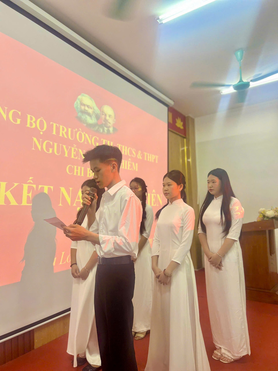 6 Đảng viên mới tuyên thệ dưới cờ Tổ quốc, cờ Đảng và chân dung chủ tịch Hồ Chí Minh. 3.png