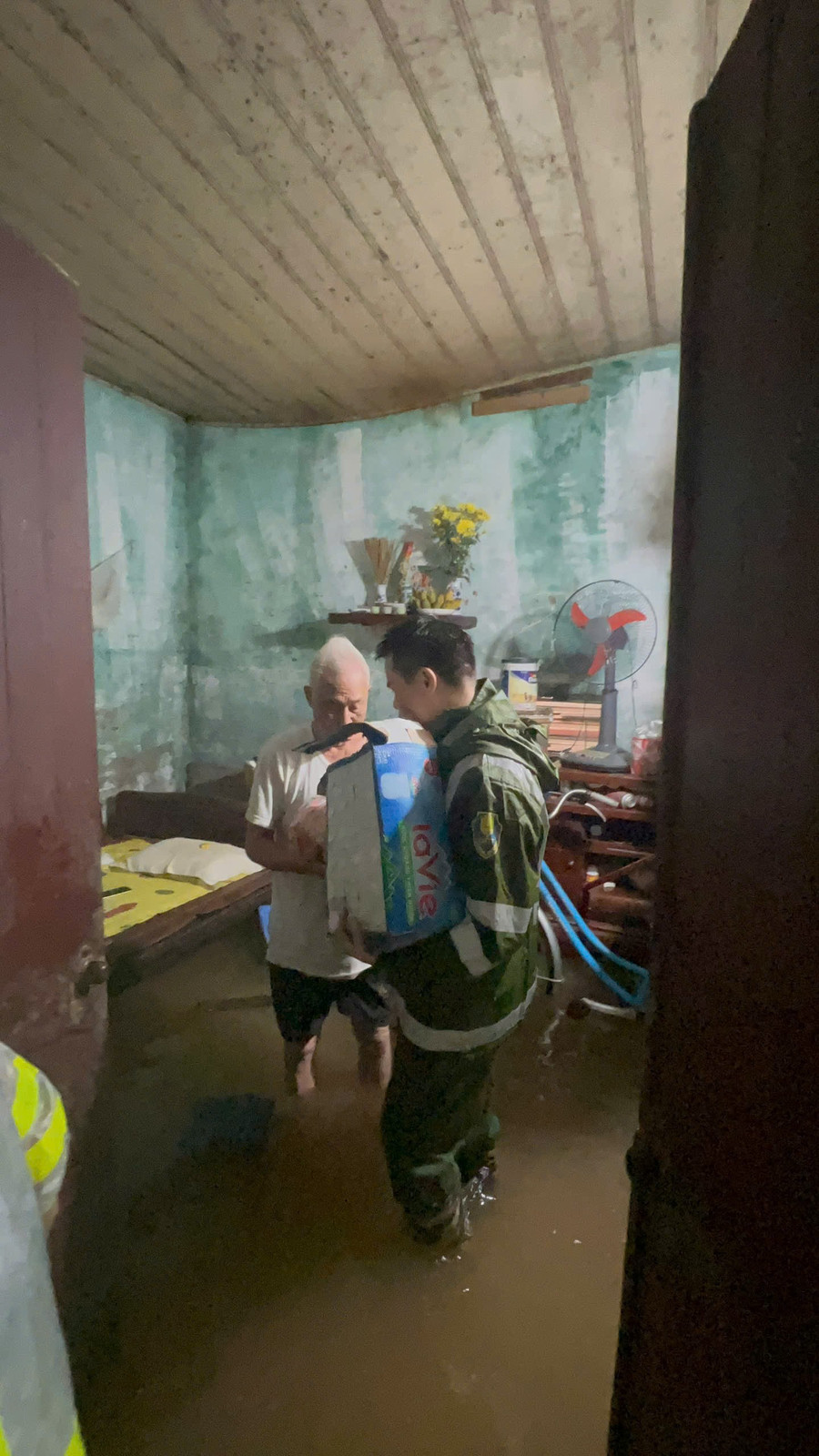 Công an tới hỗ trợ người già neo đơn, yếu thế. z6946853396317-e70de2f78d6c7cd55f27cc4277fa183b.jpg