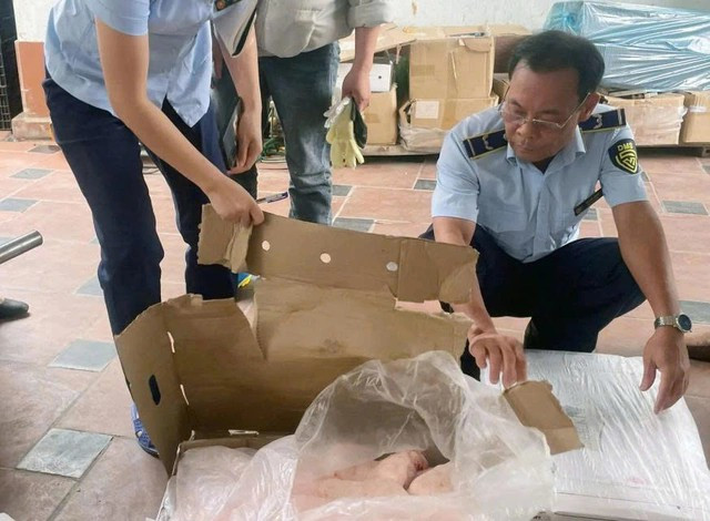 Đội Quản lý thị trường số 18 kiểm tra theo kế hoạch đối với hộ kinh doanh Lục Hồng. chan-ga-2.jpg