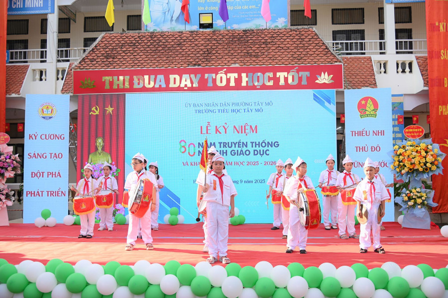 Đội hình nghi thức tại Lễ khai giảng. 2.jpg