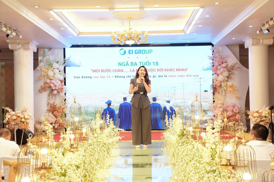 Bà Nguyễn Nhật Anh - Tổng Giám đốc Công ty Cổ phần Jobayo giới thiệu chương trình du học nghề Đức cho các bạn học viên tại sự kiện. 4.jpg