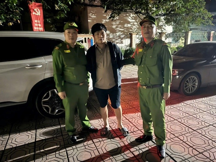 Công an bắt giữ Nguyễn Sỹ Thiết. (Ảnh: CAHN).