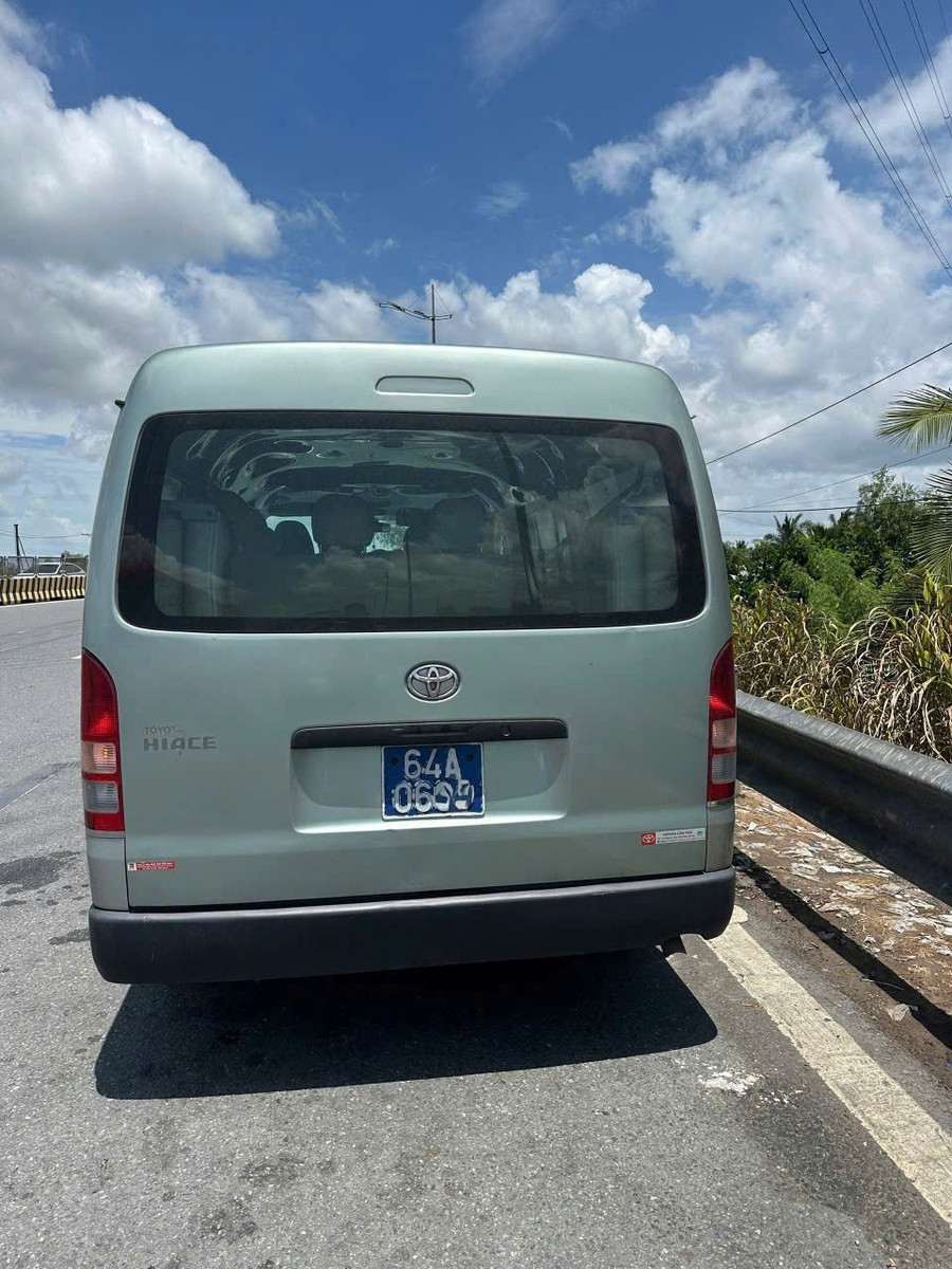 Chiếc xe biển xanh vi phạm. z6853029514869-6c1895205f12448730300c15870d89fc.jpg