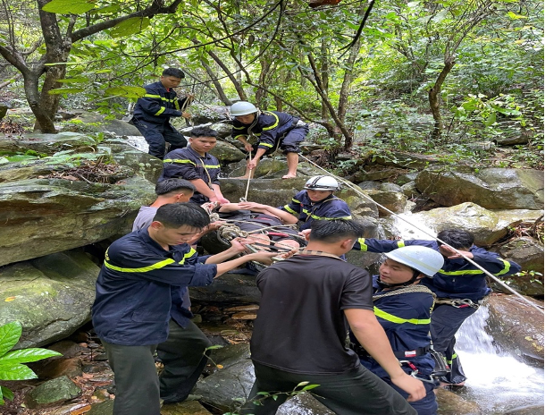 Nạn nhân được đưa đến khu vực an toàn và chuyển đi cấp cứu. 14.png