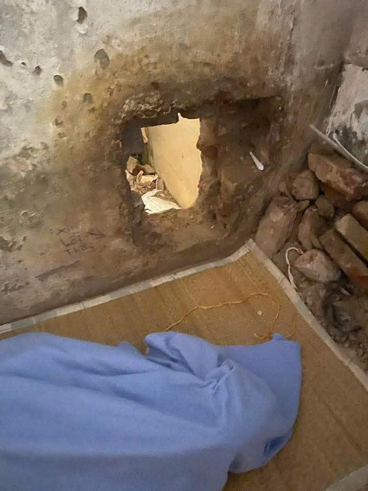 Lợi dung mưa gió, 2 phạm nhân đào tường trốn trại. z6683310177119-3d76fb862e1e671d2a973fb751448d0c.jpg