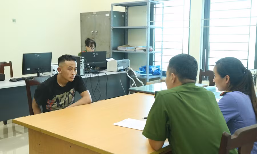 Ảnh: Khởi tố 2 đối tượng trộm cắp tài sản và chống người thi hành công vụ.