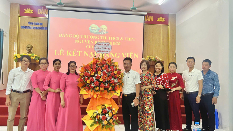 Đại diện cha mẹ học sinh tặng hoa chúc mừng chi bộ Trung học phổ thông. 5.png