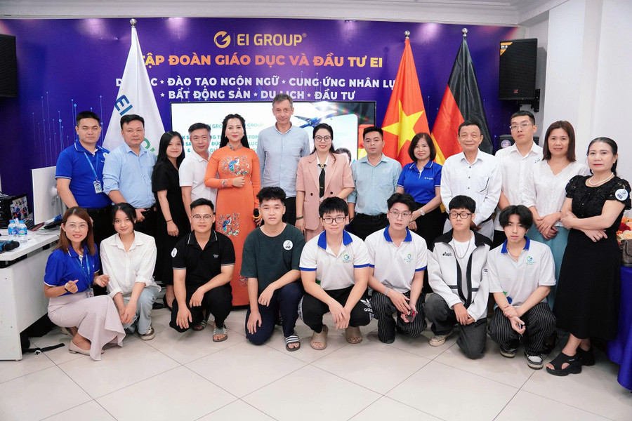 និស្សិត EI Group ថតរូបអនុស្សាវរីយ៍ជាមួយលោកបណ្ឌិត Christoph Hoffmann ។ 6.jpg